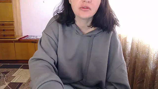 Snapshot of AlinaxJames chatting on May 4, 8:28 am AlinaxJames online show from May 4, 8:28 am