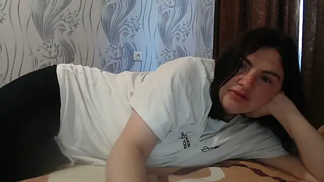 Snapshot of AlinaxJames chatting on May 19, 9:38 am AlinaxJames online show from May 19, 9:38 am