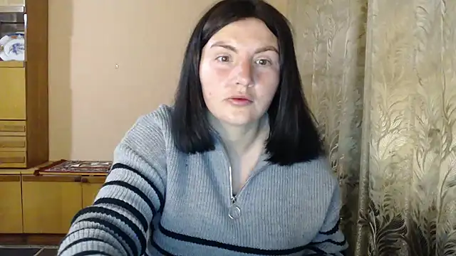 Snapshot of AlinaxJames chatting on April 21, 2:14 am AlinaxJames online show from April 21, 2:14 am