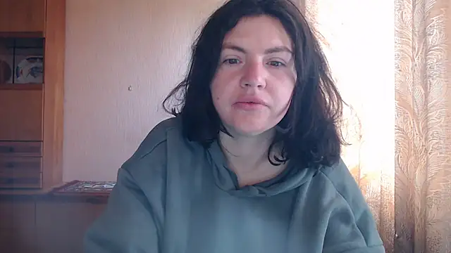 Snapshot of AlinaxJames chatting on May 12, 8:10 am AlinaxJames online show from May 12, 8:10 am