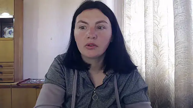 Snapshot of AlinaxJames chatting on April 24, 7:43 am AlinaxJames online show from April 24, 7:43 am