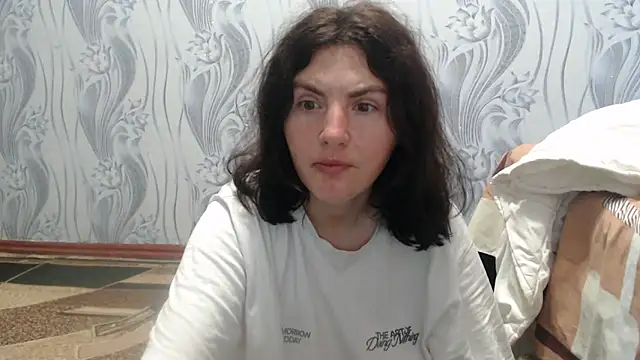 Snapshot of AlinaxJames chatting on May 25, 2:11 am AlinaxJames online show from May 25, 2:11 am