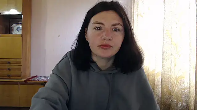 Snapshot of AlinaxJames chatting on April 28, 8:41 am AlinaxJames online show from April 28, 8:41 am