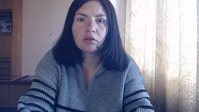 Snapshot of AlinaxJames chatting on April 22, 8:10 am AlinaxJames online show from April 22, 8:10 am