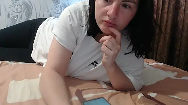 Snapshot of AlinaxJames chatting on May 17, 8:25 am AlinaxJames online show from May 17, 8:25 am