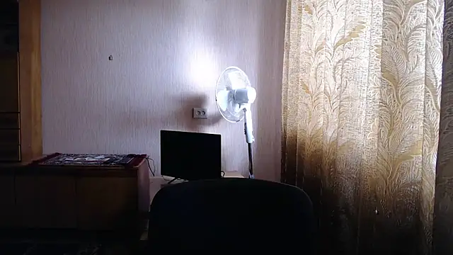 Snapshot of AlinaxJames chatting on April 25, 1:41 pm AlinaxJames online show from April 25, 1:41 pm