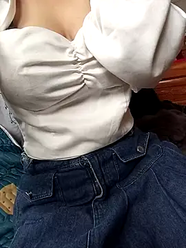 LucyBri01 online show from April 19, 11:51 pm