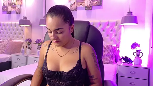 CarolineRodriz online show from April 20, 2:40 pm