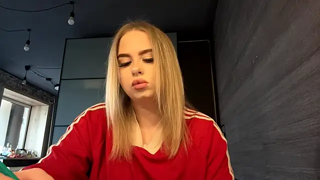 MiaLiluna online show from April 18, 9:11 am