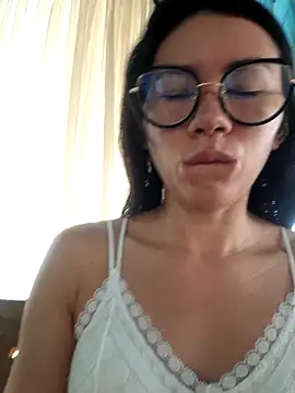 Snapshot of YelenaVergara chatting on May 19, 11:28 am YelenaVergara online show from May 19, 11:28 am