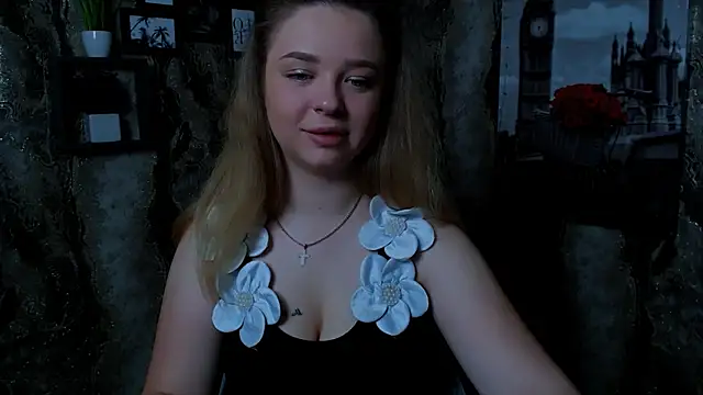 Snapshot of NicoleAura chatting on June 1, 6:35 am NicoleAura online show from June 1, 6:35 am
