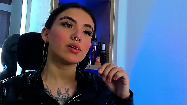 Snapshot of isabella_hv chatting on June 24, 7:01 pm isabella hv online show from June 24, 7:01 pm
