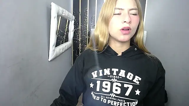 Snapshot of nancy_blonde chatting on June 2, 12:27 pm nancy blonde online show from June 2, 12:27 pm