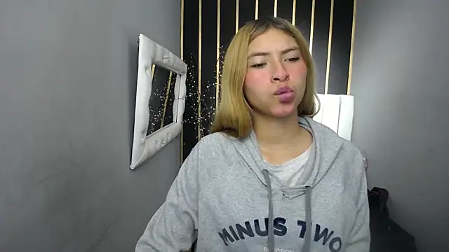 Snapshot of nancy_blonde chatting on June 17, 12:48 pm nancy blonde online show from June 17, 12:48 pm