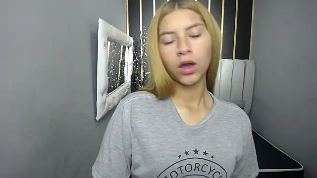 Snapshot of nancy_blonde chatting on May 4, 12:30 pm nancy blonde online show from May 4, 12:30 pm