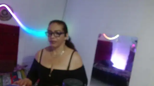 Sweet-Mommy-Milf online show from May 26, 1:15 am