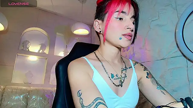 Snapshot of Moon_Red_r chatting on July 13, 7:46 pm Moon Red r online show from July 13, 7:46 pm