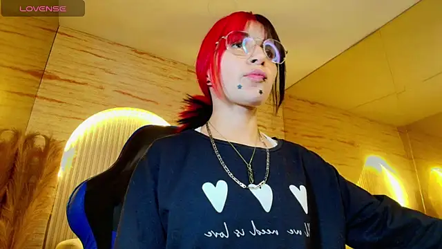 Snapshot of Moon_Red_r chatting on June 10, 12:50 pm Moon Red r online show from June 10, 12:50 pm