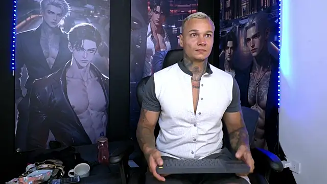 Snapshot of damian_becker chatting on July 5, 11:33 pm damian becker online show from July 5, 11:33 pm