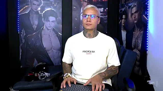 Snapshot of damian_becker chatting on June 24, 11:57 pm damian becker online show from June 24, 11:57 pm