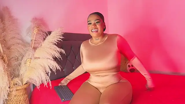 Snapshot of Thalyanna_ebonny chatting on May 4, 12:03 am Thalyanna ebonny online show from May 4, 12:03 am
