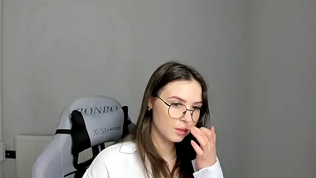 Regina cute  online show from May 5, 6:38 am