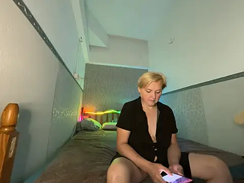 Snapshot of Svetlysvet chatting on July 9, 4:57 am Svetlysvet online show from July 9, 4:57 am