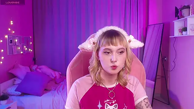 Emma Thomps online show from April 27, 3:10 pm