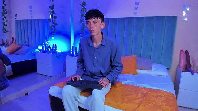 ARIANA CRI-X online show from April 25, 12:30 pm