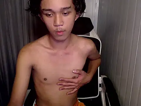 Snapshot of urnaughty_paul chatting on May 13, 12:12 pm urnaughty paul online show from May 13, 12:12 pm