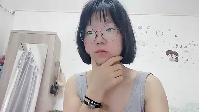 Snapshot of Belle-LL chatting on May 17, 3:28 am Belle-LL online show from May 17, 3:28 am