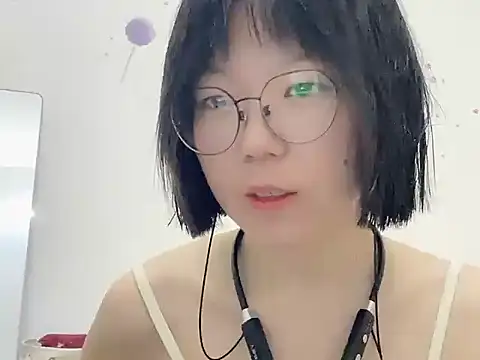Snapshot of Belle-LL chatting on April 25, 2:36 pm Belle-LL online show from April 25, 2:36 pm
