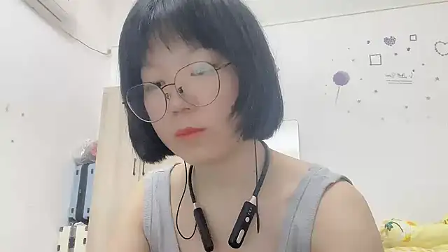 Snapshot of Belle-LL chatting on May 3, 2:53 pm Belle-LL online show from May 3, 2:53 pm