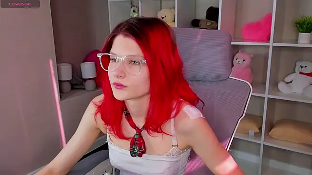 Bonnie Hernandez online show from May 2, 9:36 am