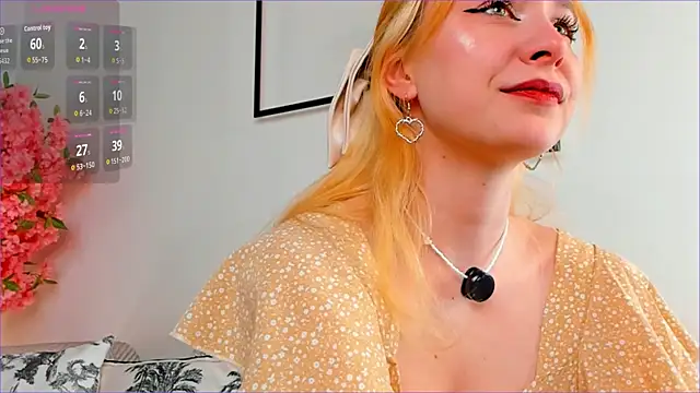 TwinkleFox online show from May 5, 1:52 am