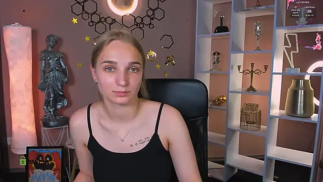 Snapshot of ollivia_dream chatting on June 5, 9:15 am ollivia dream online show from June 5, 9:15 am