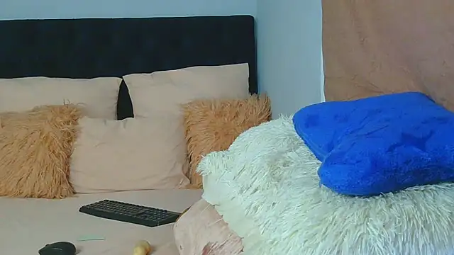 julianaa19 online show from June 1, 6:02 am