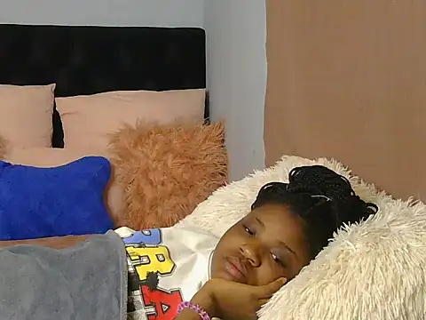 julianaa19 online show from May 7, 1:43 am
