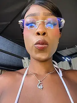 Snapshot of CocoaLuxeXXX chatting on June 25, 1:05 pm CocoaLuxeXXX online show from June 25, 1:05 pm