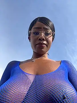 Snapshot of CocoaLuxeXXX chatting on June 23, 1:09 pm CocoaLuxeXXX online show from June 23, 1:09 pm