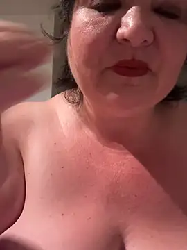 Snapshot of curvymilfmicha chatting on July 15, 10:39 pm curvymilfmicha online show from July 15, 10:39 pm