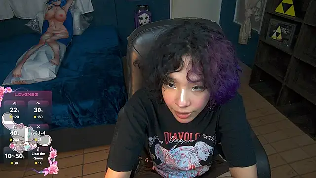 Snapshot of chaotic_purple chatting on April 22, 4:58 pm chaotic purple online show from April 22, 4:58 pm