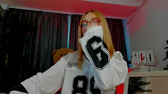 EmmaCin online show from May 28, 3:14 am