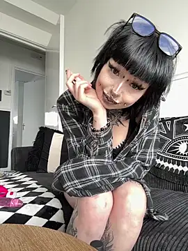 Cherry Bomb xoxo online show from April 26, 2:25 pm