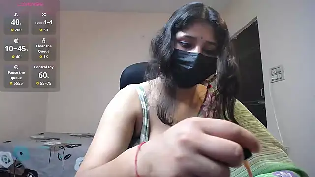 -Queenie online show from May 17, 8:31 pm