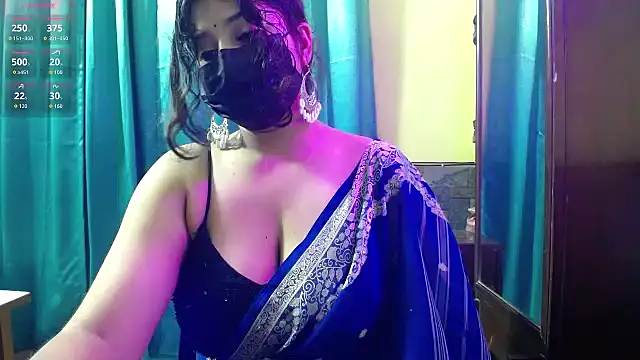 Snapshot of -Queenie chatting on July 18, 9:34 pm -Queenie online show from July 18, 9:34 pm