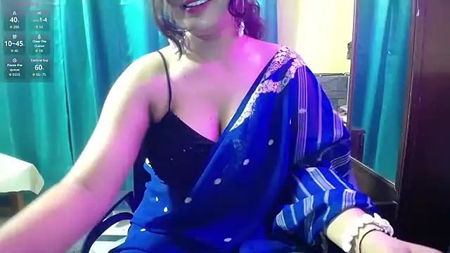 Snapshot of -Queenie chatting on July 15, 5:20 pm -Queenie online show from July 15, 5:20 pm