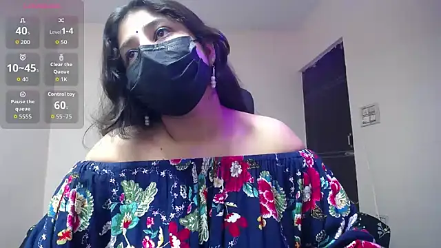 -Queenie online show from May 29, 6:47 pm