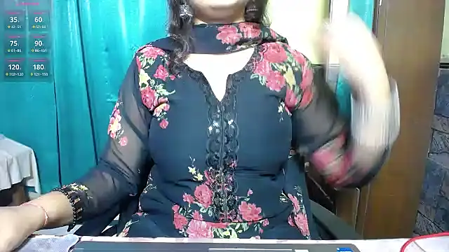 Snapshot of -Queenie chatting on July 25, 6:58 pm -Queenie online show from July 25, 6:58 pm
