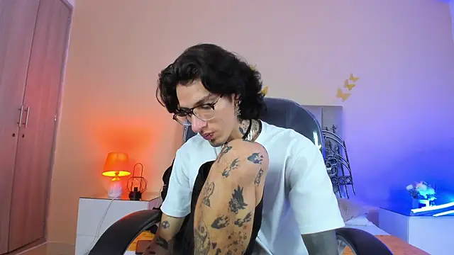 Vergil Noir  online show from May 16, 4:11 am